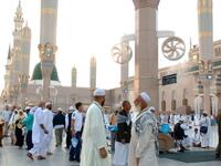 على مساحة 112 ألف متر مربع من ساحات المسجد النبوي تم انشاء قباب منزلقة تحمي من أشعة الشمس تعمل على أنظمة الكمبيوتر، توفر هذه القباب الإنارة الطبيعية والتهوية بطريقة فائقة المرونة