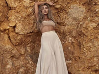 Maya appeared in the photos without putting any makeup