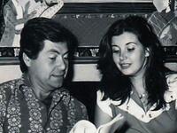 حسين فهمي وميرفت أمين: كان فلم "نغم في حياتي" بداية الحب، فالتقيا بعدها بفلم "مكالمة بعد منتصف الليل" الذي احتوى مشهدًا تمثيليًا لزواجهما، وتم الكشف بعدها أنه مشهد واقعي من حفل زفافهما.