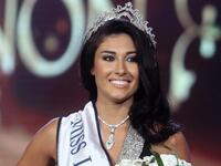 كارين غراوي: ملكة جمال لبنان 2013، درست التصميم الداخلي وتبنت أيضًا خلال سنة انتخابها قضية مناهضة العنف ضد المرأة.