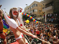 يحظى المجتمع المثلي في إسرائيل بحرية نسبية في المجال العام وتعززت في السنوات الماضية التشريعات لتحقيق المساواة في أوضاعهم القانونية والاقتصادية مع بقية السكان لا تُجرى عمليات تغيير الجنس في إسرائيل لأنه لا يوجد  أطباء مختصين ويضطر الكثيرون لإجرائها في الخارج

