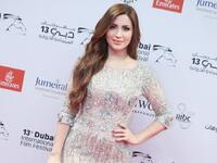 تألقت الممثلة السورية نسرين طافش بفستان من "الترتر" الفضي، مع إكسسوارات باللون نفسه