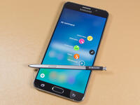 أعلنت سامسونج في مدينة نيويورك عن هاتفها الذكي Galaxy Note 5 بتصميم مختلف والذي يأتي بشاشة كبيرة،ويأتي مع قلم رقمي جديد وإمكانيته الكتابة مباشرة على شاشة الهاتف وحفظ الملاحظات حتى في حالة كان الهاتف في وضع الاستعداد أو مغلقا دون كتابة كلمة المرور