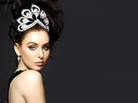 نتالي غلبوفا:
الروسية التي فازت باللقب لصالح كندا عام 2005، وصفت بأنها تملك سحرًا خاصًا، وعيونًا تمكنها من تنويم الناظر إليها مغناطيسيًا.