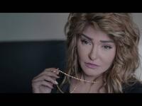 في مسلسل "الخروج"، ظهرت الفنانة علا غانم وهى تستحم بكامل رونقها ومكياجها، وحافظت عليه حتى بعد خروجها من الحمام، وهى تضع المنشفة على رأسها.