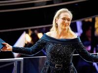 مقدم الحفل، مازح الممثلة ميريل ستريب وأشاد بـ "أدوارها العديدة غير الملهمة والمبالغ في تقديرها"، في إشارة إلى عبارة دونالد ترامب التي هاجم بها ستريب، بعد أن انتقدته في حفل غولدن غلوب.
