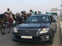 انطلاق أولى المسيرات التي تم تشكيلها من المركبات والخيول والهجن والدراجات، في مدينتي "أشيقر" و"القصب"، احتفالًا باليوم الوطني بمشاركة رؤساء الدوائر والأعيان على أنغام الأناشيد الوطنية.