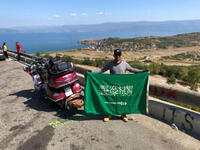 تحت شعار "مبادرة فرحة وطن" بدأ الرحالة السعودي محمد راضي المشيطي العنزي، رحلته بدراجته النارية التي يعتزم أن يجوب بها 13 دولة حول العالم حاملاً معه علم بلده احتفالاً باليوم الوطني للمملكة.