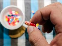 تناول الفيتامينات: وهو أمر هام يعود إلى التغذية وتناول الطعام الصحي لبناء العضلات، مع ضرورة تناول أغذية تتضمن فيتامين D3.