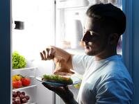 تناول الطعام في أوقات متأخرة من الليل يزيد الوزن: يُعتقد أن الجسم يخزن الدهون بصورة أكثر بسبب عدم ممارسة النشاطات وبالتالي يقل مقدار الحرق في الجسم، إلا أنه ليس من المهم وقت تناول الطعام، بقدر ما يهم عدد السعرات الحرارية المتناولة في فترة 24 ساعة.