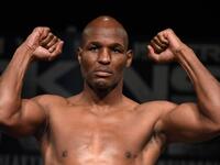 7- الملاكم الأميركي بيرنارد هوبكينز (مواليد 1965): اعتنق الإسلام بعد فترة قضاها في السجن لضلوعه في 9 جنايات، بطل العالم سابقاً في الوزن المتوسط، أكبر بطل في العالم سناً حينما كان في الـ 46 من عمره.