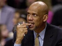 2- لاعب كرة السلة الأميركي كريم عبد الجبار (مواليد 1947): أفضل مسجل في تاريخ الـ إن بي إيه، اعتنق الإسلام عام 1971 وقرر تغيير اسمه الأصلي لو آلسيندور، له أعلى معدل تسجيل في تاريخ NBA بواقع 38.387 نقطة في المباراة.