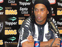 البرازيلي رونالدينيو (أتلتيكو مينيرو) - القيمة الصافية لثروته في عام 2012: 90 مليون دولار.