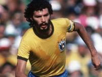 سقراط: فارق الحياة أمس بعد مسيرة رائعة كصانع ألعاب، اشتهر بتمريراته الدقيقة علاوة على طوله الفارع (193 سم)، شكل مع زيكو ثنائياً أسطورياً في ثمانينيات القرن الماضي، احترف في العديد من الأندية البرازيلية وخاض تجربة قصيرة مع فيورنتينا، حمل شهادة الطب وكان مفكراً سياسياً.