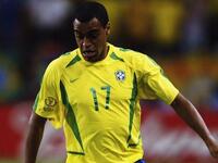 الجناح البرازيلي دينيلسون: احترف في صفوف النصر السعودي خلال الفترة ما بين عامي 2006 و 2007.