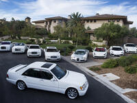 جميع سياراته في بيته بميامي بيضاء اللون