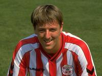 لاعب الوسط الإنجليزي مات لو تيسيي (ساوثهامبتون): بقي في ناديه 16 عاماً ورفض العروض بسبب ولائه الشديد ورغبته في أن يبقى نجم النادي الأوحد، لقب بالفنان، سجل العديد من الأهداف الرائعة، تحرك بأسلوب غير متوقع، تعامل مع الكرة بأريحية، أبرز مبارياته كانت أمام نيوكاسل عام 1993.