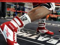 يرتدي أي زوج جديد من الأحذية مرة واحدة فقط ويترك الأحذية لاحقاً في غرف الفنادق التي ينزل بها حتى يستفيد منها الموظفون العاملون فيها.