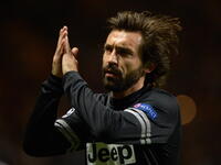 الإيطالي أندريا بيرلو: بدأ مشواره كلاعب مساند للمهاجمين (تريكوارتيستا) في بريشيا، إلا أن تواجد الأسطورة روبرتو باجيو معه في الفريق أجبره على العودة للخلف أكثر ليصبح لاعب وسط متأخر، وهو مركز شغله ببراعة لاحقاً رفقة ميلان ويوفنتوس.