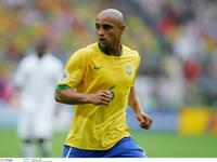 5- الظهير البرازيلي روبرتو كارلوس: عاش حياة بعيدة كل البعد عن الترف في صغره، إذ عمل في مزرعة رفقة والده، يقول الكثيرون أن بنيته العضلية تعود للفترة التي عمل بها، إلا أن مسيرته انطلقت فيما بعد ليمثل البرازيل ويدافع عن ألوان إنتر وريال مدريد، اشتهر بركلاته الحرة الفتاكة.
