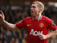 لاعب خط الوسط الإنجليزي بول سكولز (مانشستر يونايتد): تألق خلال الفترتين 1993-2011 و2012-2013، وتمتع برؤية ثاقبة وتمريرات مميزة وقدرة على صناعة الفرص، كانت أبرز لحظاته أمام برادفورد سيتي عام 2000 حين مرر له ديفيد بيكهام كرة خارج منطقة الجزاء ليسدد بطريقة مذهلة في الشباك.