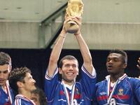 6- لاعب كرة القدم الفرنسي زين الدين زيدان (مواليد 1972): أحد أعظم لاعبي المستديرة عبر التاريخ، امتدت مسيرته ما بين عامي 1988 و2006، أفضل لاعب في العالم 3 مرات وفقاً للفيفا، فاز بالعديد من الألقاب أبرزها كأس العالم 1998 وبيورو 2000، ودوري أبطال أوروبا عام 2002.