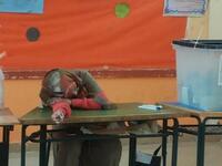 علق أحد النشطاء على هذه الصورة والتي تظهر إحدى لجان الانتخابات وهي خالية قائلاً:  "انتخابات بدون ناخبين"