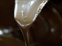 بعد 17 محاولة فاشلة للتوجه لبريطانيا تمكن لاجئ سوري من النجاة بأعجوبة من الغرق في خزان مملوء بالشوكولاتة الذائبة كان هذا الخزان هو الخيار الوحيد لنقلهم يقول هذا الرجل إنه قرر خوض هذه التجربة مع ستة لاجئين دون أن يكونو على دراية بما داخل الخزان. 