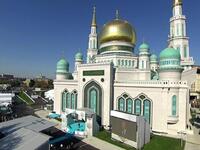 جامع موسكو الكبير هو المسجد الرئيس في موسكو عاصمة روسيا وهو أكبر مسجد في أوروبا إذ يتسع لعشرة آلاف مصل في وقت واحد، وهو أحد خمسة مساجد فقط تخدم مليوني مسلم في العاصمة الروسية. ويتزين المسجد ابلاضاواء قبل قدوم رمضان وتقام فيه الصلوات والافطار الجماعي يوميًا.