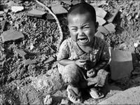 أثارت صورة الطفلة اليابانية التي تبكي بعد 6 أيام من إلقاء الولايات المتحدة قنبلة ذرية على اليابان أثناء الحرب العالمية الثانية عام 1945، ردود فعل عالمية كبيرة وتعاطفا دوليا كبيرا مع مأساة المواطنين اليابانيين ضحايا القصف الأميركي.