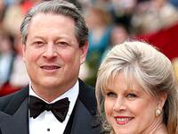 تيبر جور: زوجة نائب رئيس الولايات المتحدة الـ 45 في عهد بيل كلينتون، تمكنت من التغلب على الاكتئاب، وتقول: "عندما تصل إلى درجة أنك تضطر أن تحاول وتصلي وتدفع نفسك وتجبرها على الخروج من ذلك المأزق.. لقد فعلت ذلك وسعيت لطلب العون وتمكنت من التغلب على المرض".
