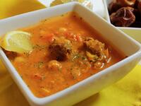 "الحريرة"مع الصوم لساعات طويلة،فلابد أن تكون بداية الإفطار مع وجبة تساعد المعدة على العمل بشكل جيد بعد التوقف لساعات وتعتبر الحريرة أنسب وسيلة لذلك وهي أحد الأطباق المغربية التي تتكون من لحم والعدس والحمص لتقوم بتدفئة الجهاز الهضمي وتجعله يستعد لبدء الهضم.
