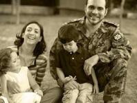 في 7 سبتمبر 2004 عقد قرانه على الجزائرية ريم الإبراهيمي ابنة الممثل الأسبق للأمم المتحدة في أفغانستان وسوريا الأخضر الإبراهيمي  وأصبحت تلقب بعد الزواج بالأميرة ريم علي، ولهم من الأبناء: الأميرة الجليلة والأمير عبد الله 