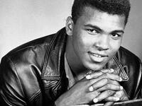 محمد علي كلاي هو ملاكم أمريكي ولد باسم "كاسيوس مارسيلوس كلاي جونيور" في 17 يناير 1942 وسط أسرة مسيحية بمدينة لويفيل في ولاية كنتاكي الأمريكية.