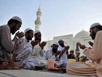 أصدر رجل دين باكستاني فتوى نادرة في بلاده، تسمح لبعض المسلمين بالإفطار خلال شهر رمضان بسبب موجة الحر التي ضربت البلاد وتسببت في مقتل 750 شخصًا.