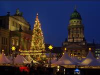برلين:
تعد برلين المدينة الأكثر ابتكارًا في مواسم الكريسماس، حيث يبدع الشعب الألماني كل عام في ابتكار حفلات تنكرية وعروض  مقدمة في الشوارع.