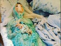 يبدو أن هوس الشهرة وإثارة الجدل قد وصل إلى أقصى حدوده لدى المونولوجست اللبناني باسم فغالي، الذي نعى أمه بفيديو سخيف يعلن فيه عدم مقدرته على حضور الجنازة والعزاء! وأستمر باسم بهذه التصرفات المشينة فنشر على حسابه الخاص بالانستغرام صورة لجثة والدته.