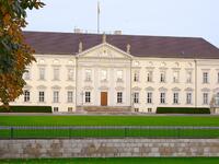 قصر بيلفو: يقع  في ألمانيا وهو مقر إقامة الرئيس الألماني منذ 1994، قصر على الطراز الكلاسيكي الجديد.