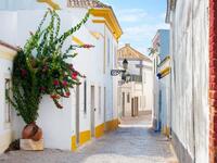 وجاءت مدينة فارو في البرتغال بالمركز السادس، حيث يحتاج الشخص الواحد لميزانية تقدر بحوالي 95.90 دولار، وتشمل على تكلفة الفندق 54.26 دولار، وجبة طعام 32.26 دولار، كوب من القهوة 1.20 دولار، و سيارة أجرة 1.48 دولار.