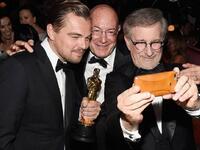 سيلفي دي كابريو
سيلفي الممثل ليوناردو دي كابريو مع المخرج جونزاليس والمصور لوبسكي، بعد حصوله على جائزة الأوسكار، التي ترشح لها 4 مرات ولم يوفق فيها.