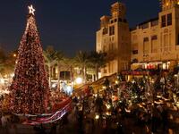 دبي:
سجلت دبي في عام 2014 أرقامًا قياسية عالمية من خلال تقديم أكبر عروض للألعاب النارية في العالم، بمناسبة الكريسماس والعام الجديد تقام في عدد من معالم دبي الشهيرة كبرج خليفة وبرج العرب ونخلة جميرا.