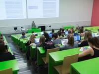 سويسرا:  تنفق 16,000 دولار لكل طالب من أجل التعليم، حيث تلقى ٨٦٪ من سكان سويسرا التعليم الثانوي كاملاً.