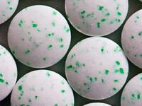 شكلت رائحة الفم المزعجة مشكلة لدى المصريين القدماء خاصة للفقراء وقد تعاملوا مع ذلك بتحويل النعناع إلى كريات صغيرة تتكون من مزيج اللبان والنعناع والمر والقرفة المغلي مع العسل وكانت تلك أول حلوى نعناع عرفها العالم وقد وكانت فعالة في القضاء على الروائح الكريهة.