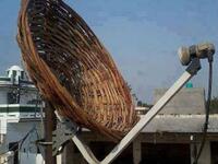 أذ لم يتوفر لديك "صحن الستالايت" فمن الممكن استبداله بصناعة صحن كبير من القش وهو يفي بالغرض هذا ما يراه مخترعه على الاقل!