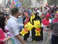 مصر يحرص المصريون في عيد الفطر على عادات وتقاليد وطقوس توارثوها ، من أهمها صناعة الكعك والحلوى وتناول الأسماك المملحة، وزيارة المقابر وارتداء الأطفال للملابس الجديدة، والخروج في نزهات خلوية، وأيضًا الزيارات ما بين الأهل والأقارب.