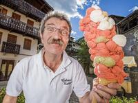 ايطاليا: سجلت أطول مخروط آيس كريم في العالم حيث احتوى 121 كرة آيس كريم متراكمة 