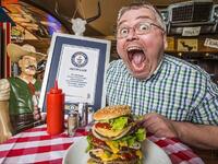 المانيا: بيرند شميت الألماني حيث يعد صاحب أكبر فم في العالم 