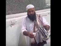 من المواقف الطريفة للحجاج انتشار فيديو لأحد الحجاج وهو يتناول قهوته أثناء رمي الجمرات.