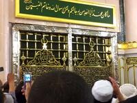 هل يلزم الحجاج من رجال ونساء زيارة قبر الرسول صلى الله عليه وسلم، والبقيع؟ أم الرجال فقط؟ لا يلزم الحجاج رجالًا ونساء زيارة قبر الرسول صلى الله عليه وسلم ولا البقيع، بل يحرم شد الرحال إلى زيارة القبور مطلقًا، ويحرم ذلك على النساء.