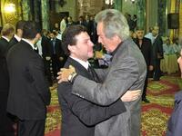 الفنان هانى شاكر فكان حزنه عميقًا بحجم رومانسيته التي لطالما أضافت سحرًا داخل من يسمعها لما بها من مشاعر وأحاسيس مضيئة، لوفاة ابنته دينا، والتي بعد فراقها أصيب الفنان الكبير بانهيار عصبي، ومن حينها لا يتوقّف عن البكاء، وتوفيت ابنته بسبب أصابتها بالسرطان. 